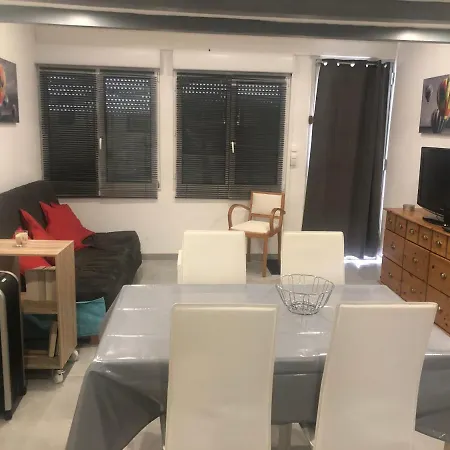 L D Ange 2 Idealement Situe 47m2 Entre Le Port Et Le Village Daire Gruissan
